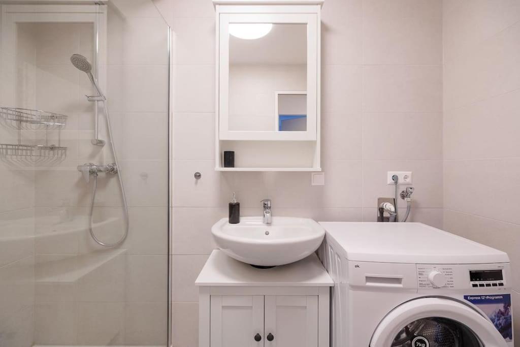 New! Convenient Viennalove Wienmeidling Apartmán *